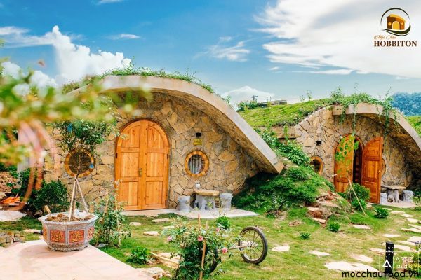 Homestay Chau Hobbiton  là mô hình nghỉ dưỡng đặc biệt. Lấy cảm hứng từ những ngôi nhà xinh đẹp ở xứ sở Shire